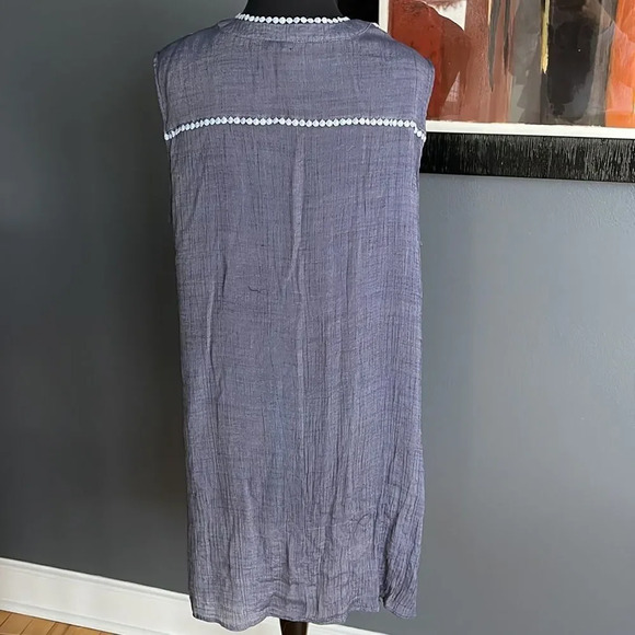 Zac & Rachel navy silky crinkle baby blue crochet trim long tunic. Button front - Picture 4 of 6